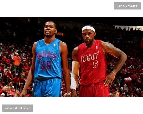 詹姆斯圣诞大战红色棒球服配眼镜，学院风造型引人注目